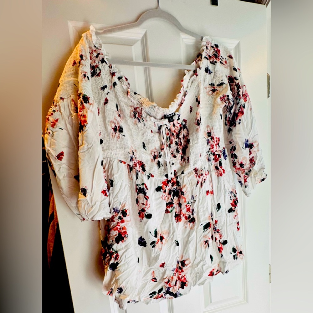 Torrid off the shoulder, flowered size 3